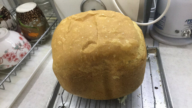 Luchtig wit brood uit de broodbakmachine
