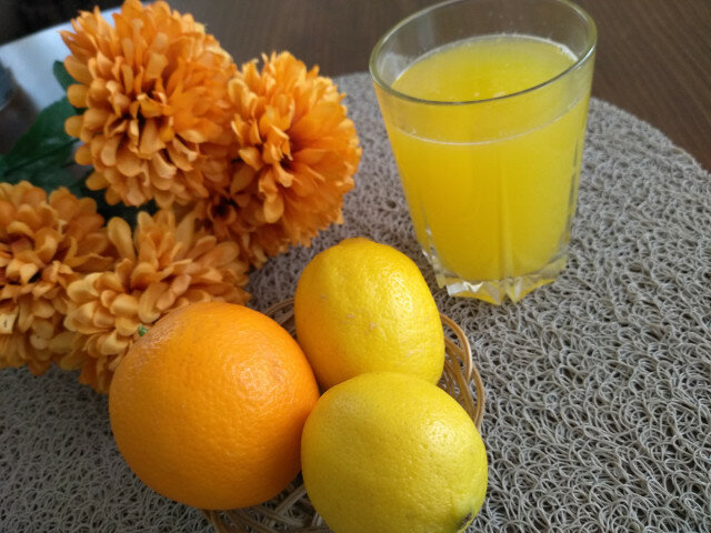 Limonade met sinaasappel, citroen en mint