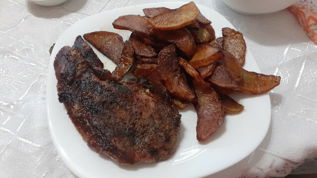 Varkensnek steaks met chilisaus en frietjes