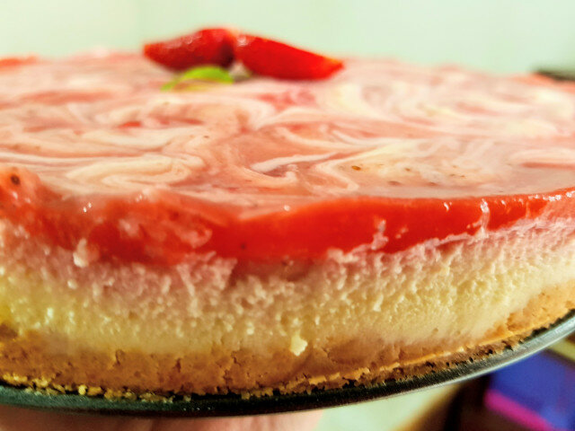 Marmeren cheesecake met aardbeien en limoen