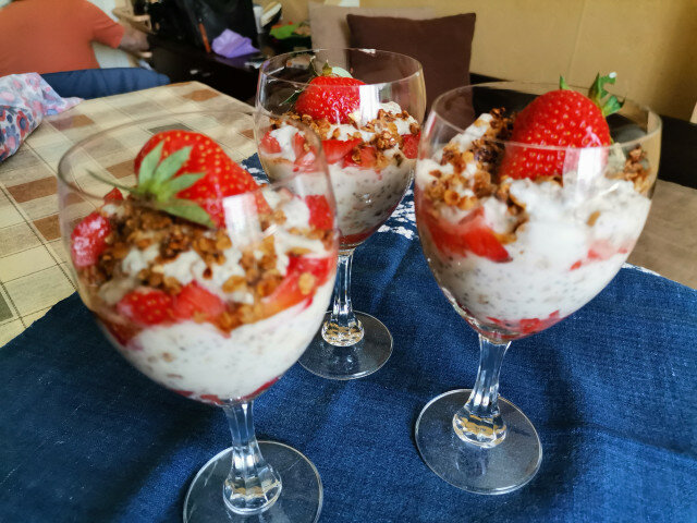 Caloriearm dessert in kopjes met aardbeien en banaan