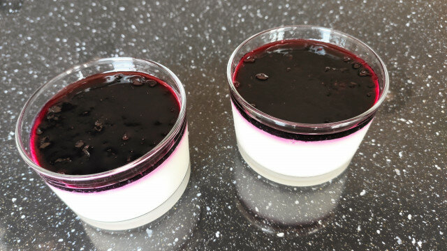 Panna cotta met bosbessenjam