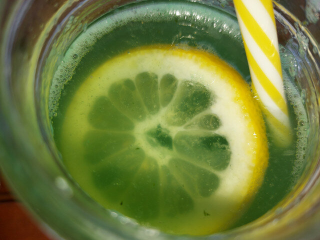 Zelfgemaakte limonade met munt en citroen