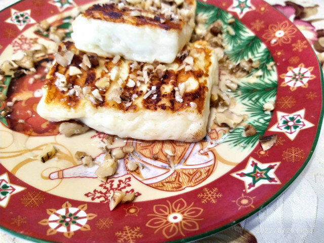 Cypriotische halloumi met honing en walnoten