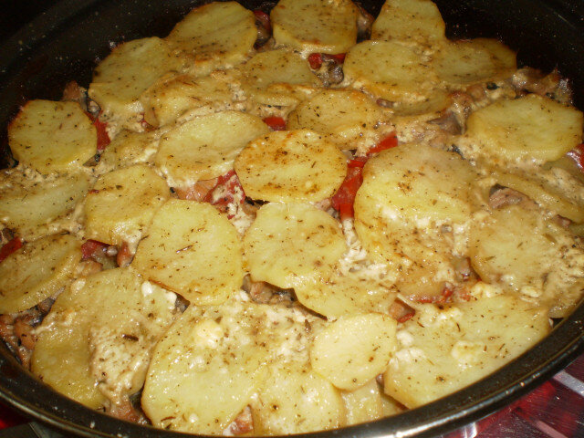 Ovenschotel met kip, aardappelen en bospaddenstoelen