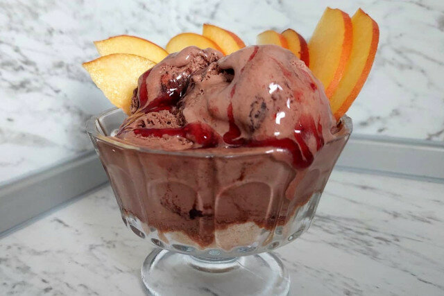 Chocolade sundae met nectarines