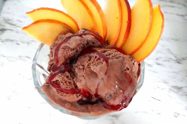 Chocolade sundae met nectarines