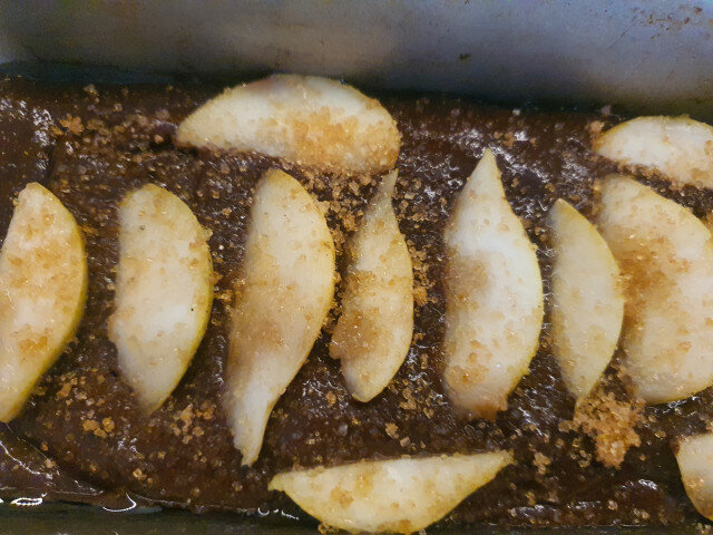 Heerlijke cake met peer en johannesbroodpitmeel
