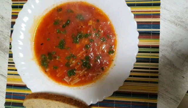 Tomatensoep met noedels en basilicum