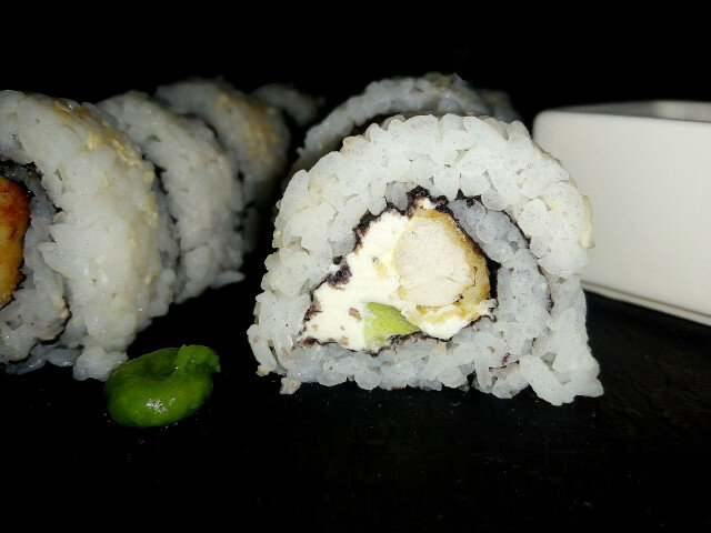 Uramaki sushi met kip