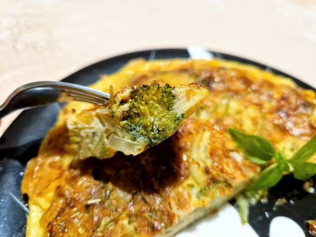Tortilla met broccoli, courgette en rozemarijn