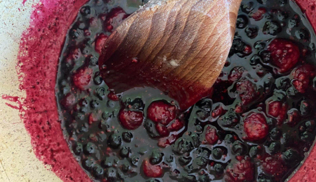 Marmercake met bosbessen en frambozen jam
