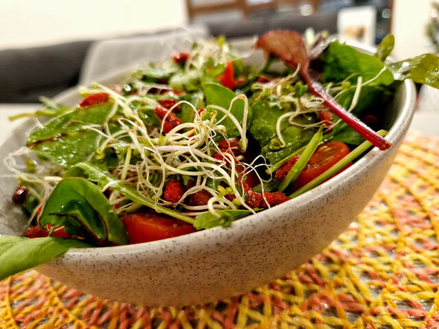 Groene salade met goji bessen en broccoli spruiten
