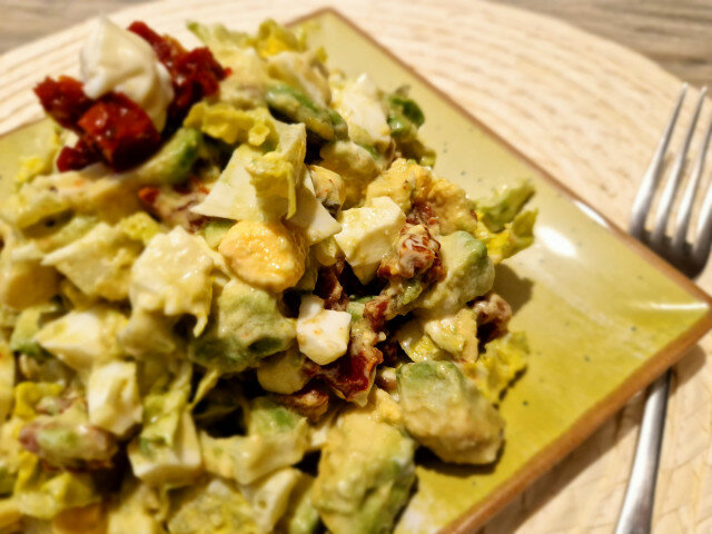 Feestelijke eiersalade met avocado