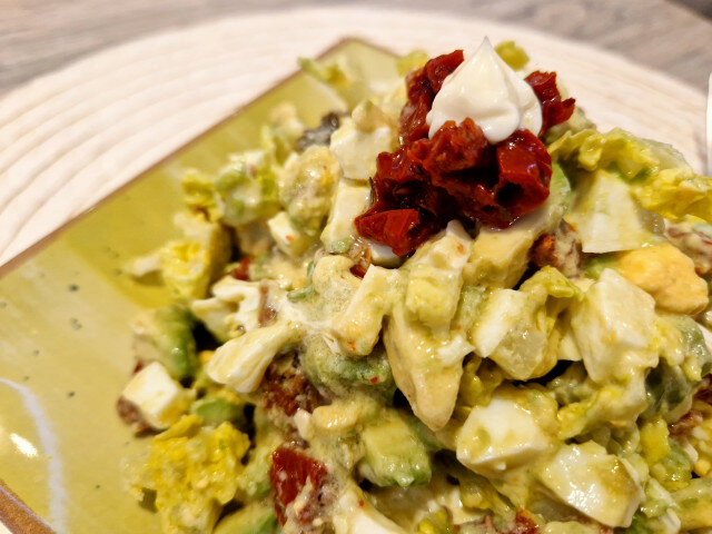 Feestelijke eiersalade met avocado