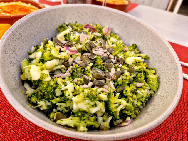 Rauwe broccoli salade