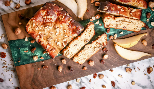 Sappig sponscake met peren, hazelnoten en rozijnen