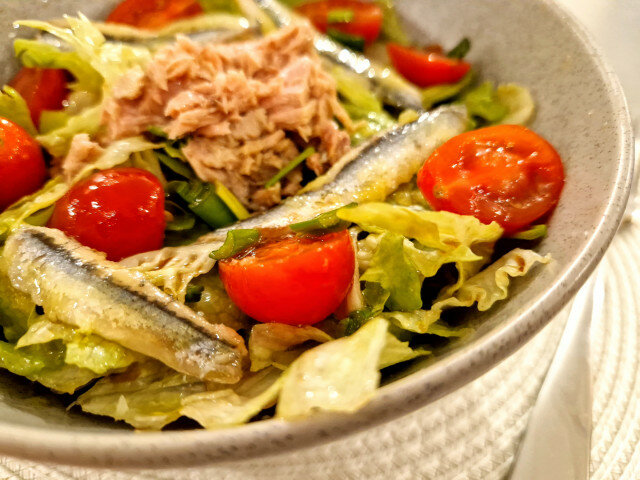 Vissalade met ijsbergsla en cherrytomaten