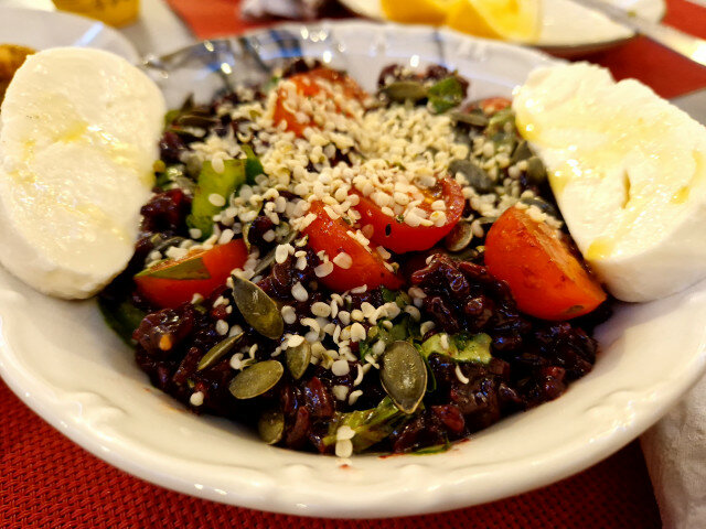 Salade van zwarte rijst, kerstomaatjes en basilicum