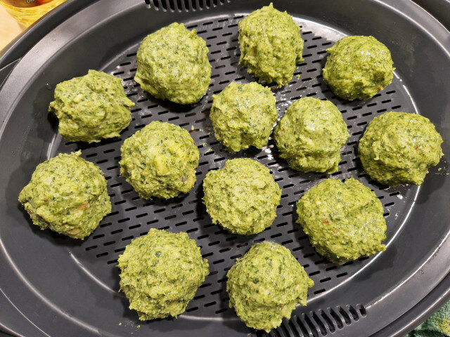 Burgers van spinazie en droog brood met tomatenragout