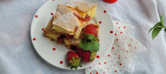 Luchtige aarbeiencake