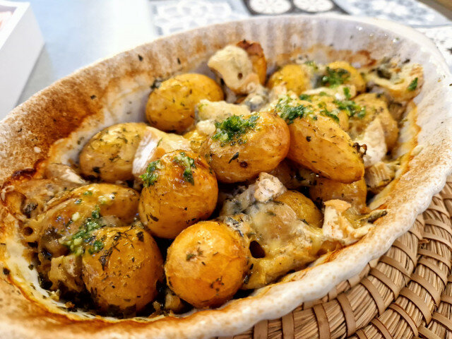 Nieuwe aardappelen met blauwe kaas uit de oven