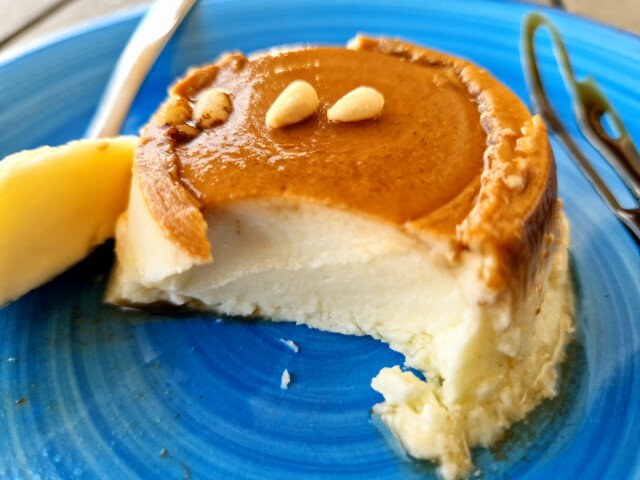 Cheesecake-dessert met pijnboompitten en karamel