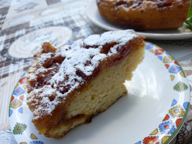 Omgekeerde cake met gekarameliseerde kersen