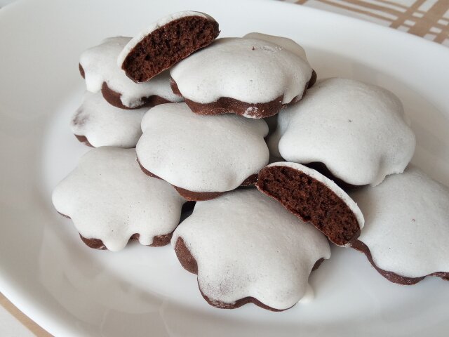 Cacaokoekjes met wit glazuur