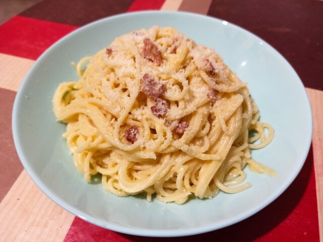 Spaghetti carbonara met parmezaanse kaas