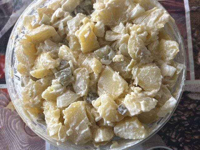 Salade met aardappel, augurk en mayonaise