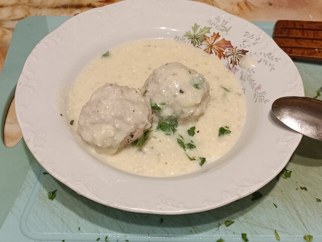 Gehaktballetjes van oma met witte saus