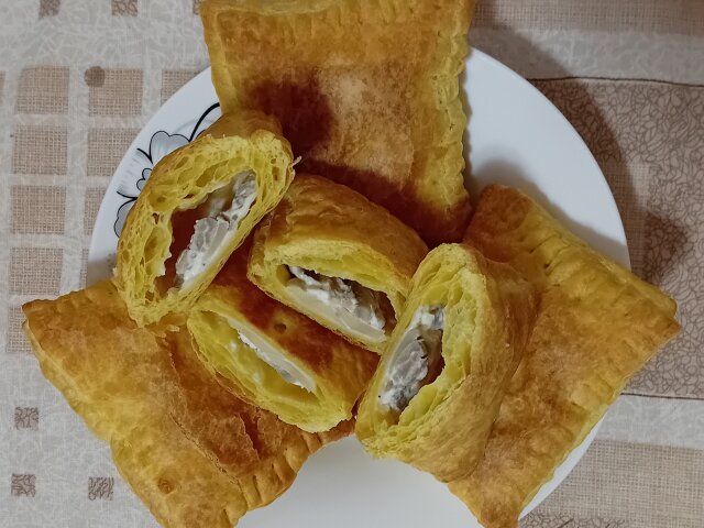 Bladerdeeg gebakjes met kip en champignons