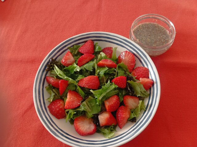 Salade met aardbeien en chiazaad