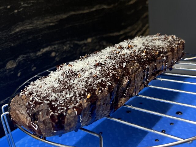 Bloemloze en suikervrije cake met aardbeien
