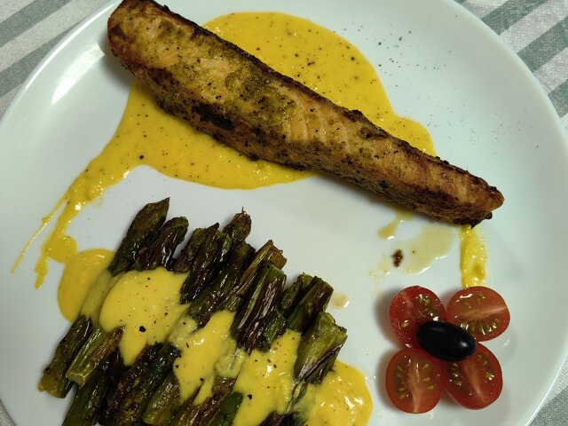 Gegrilde zalm met asperges en een hollandaise saus