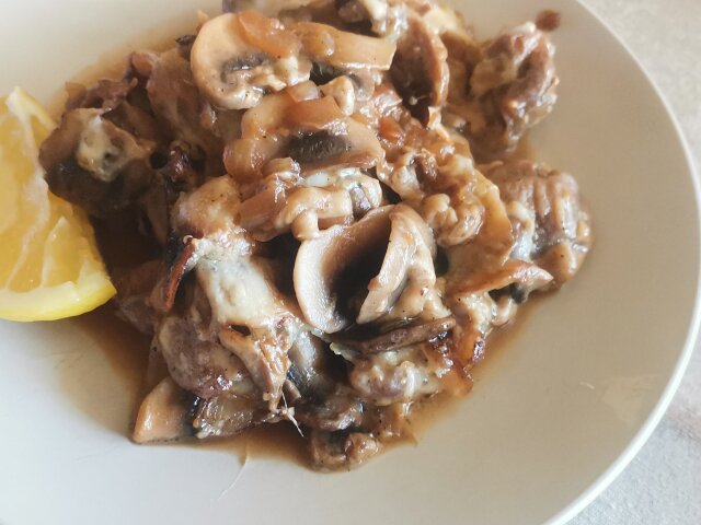 Ovengebakken kippenmaagjes met champignons en kaas