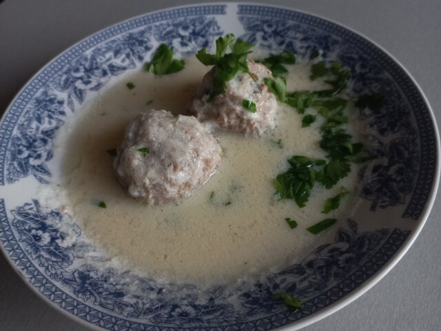Gehaktballetjes van oma met witte saus